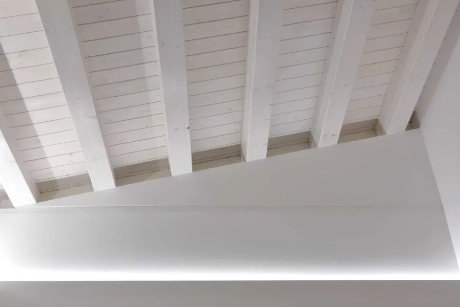 Ristrutturazione Villetta - Tetto in legno laccato bianco
