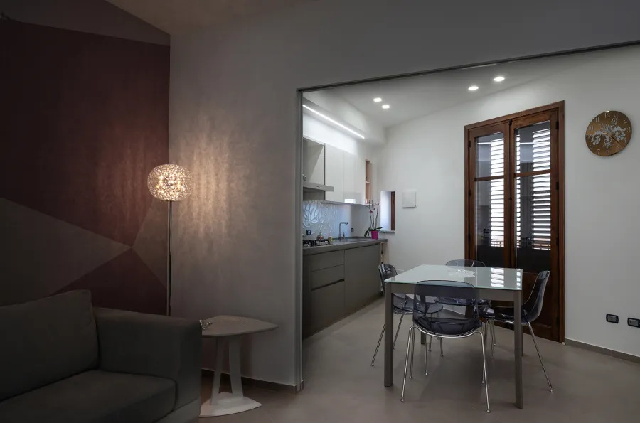 Ristrutturazione appartamento - Cucina vista dal salotto
