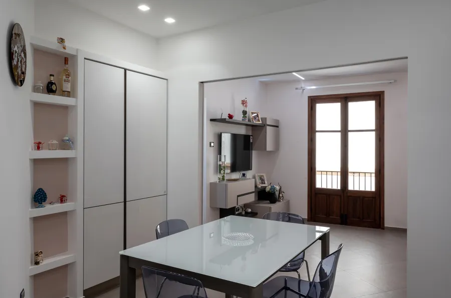 Ristrutturazione appartamento - Cucina moderna laccata bianca