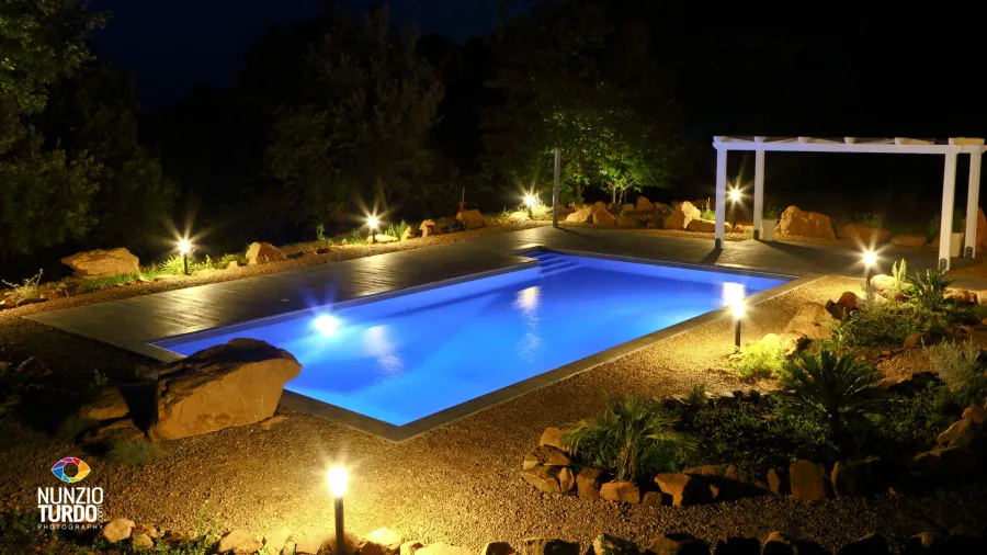 Progettazione e realizzazione dell'area piscina - Vista notturna di insieme