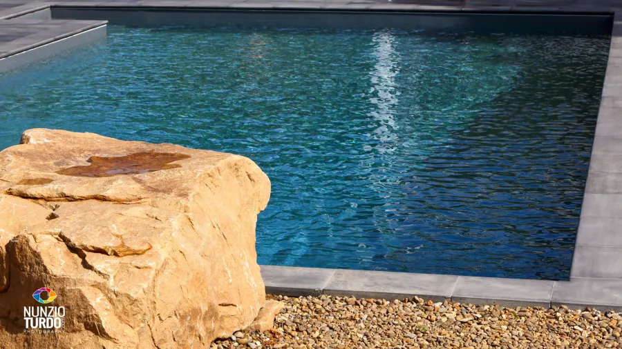 Progettazione e realizzazione dell'area piscina - Particolare dei gradini