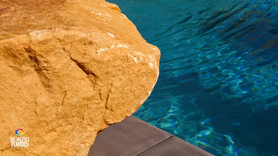 Progettazione e realizzazione dell'area piscina - Particolare dei gradini