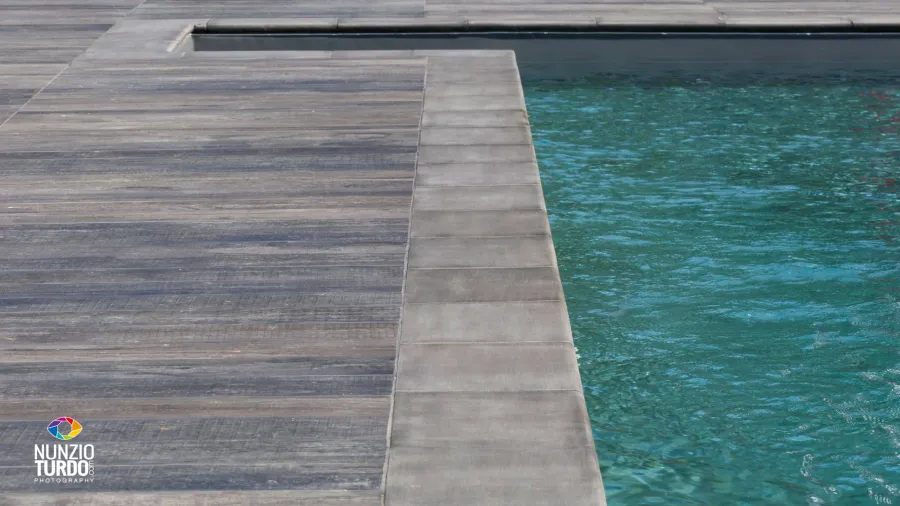 Progettazione e realizzazione dell'area piscina - Particolare dei gradini