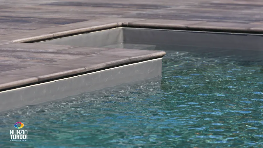 Progettazione e realizzazione dell'area piscina - Particolare dei gradini
