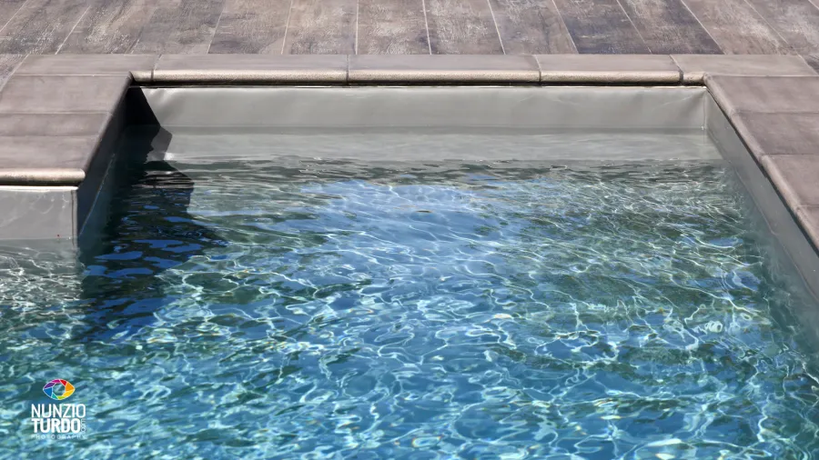 Progettazione e realizzazione dell'area piscina - Particolare dei gradini