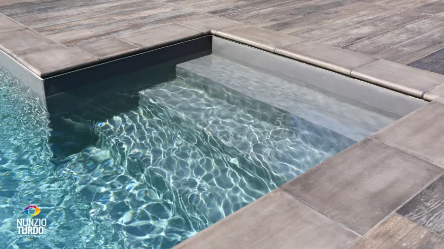 Progettazione e realizzazione dell'area piscina - Particolare dei gradini