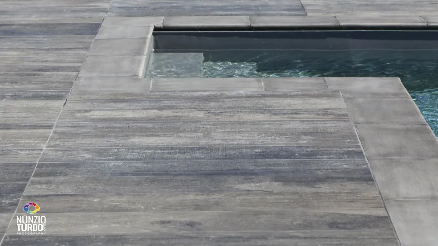 Progettazione e realizzazione dell'area piscina - Particolare dei gradini