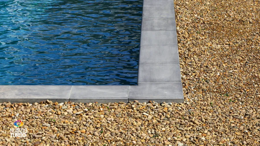 Progettazione e realizzazione dell'area piscina - Particolare dei gradini
