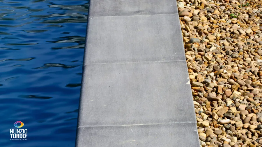 Progettazione e realizzazione dell'area piscina - Particolare dei gradini