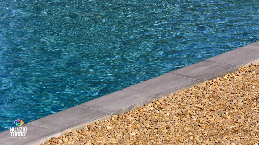 Progettazione e realizzazione dell'area piscina - Particolare dei gradini