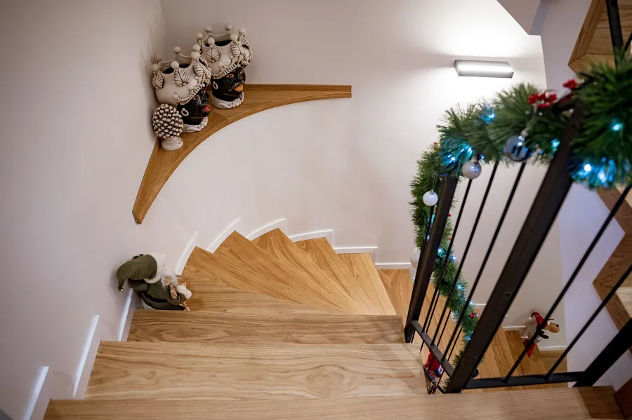 								Progetto per la ridistribuzione degli ambienti interni di un immobile sito a Castelbuono (PA) - Scala interna