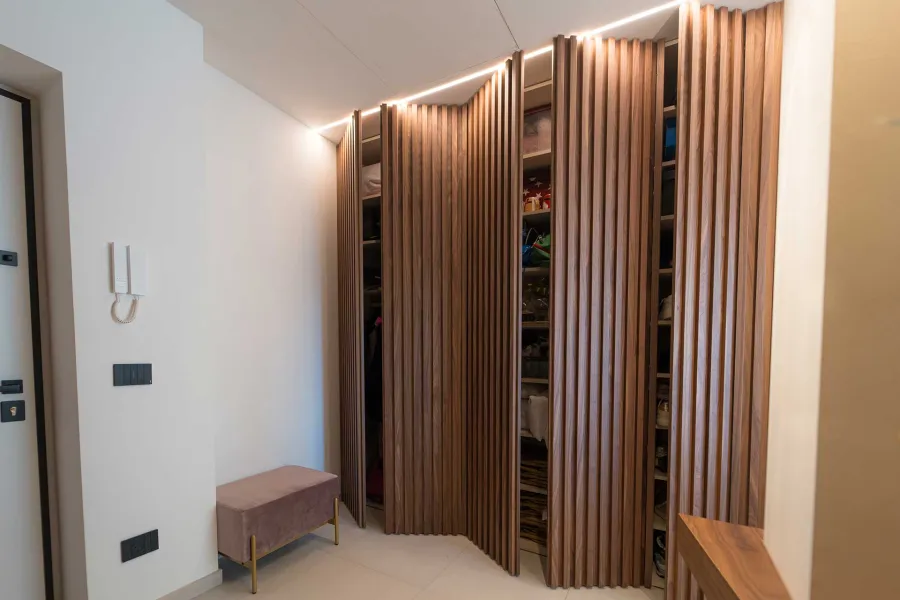 				L'ingresso attrezzato